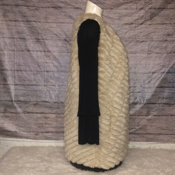 BKE Boutique Faux Fur Tunic Style Vest - Picture 6 of 10